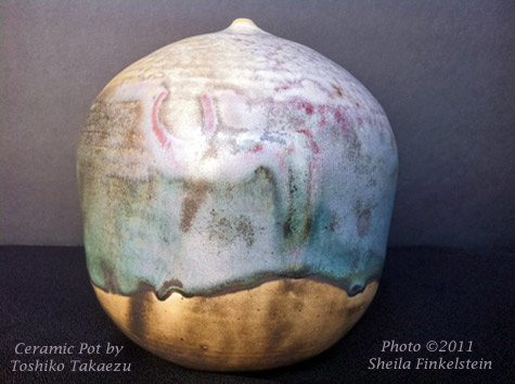 ceramic pot byTtoshiko Takaezu